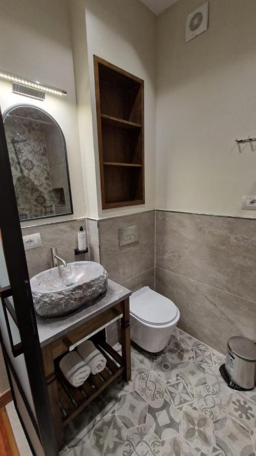 Bujtina Behram Hotell Korça Exteriör bild