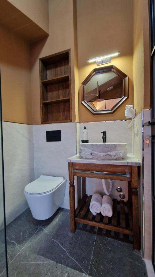 Bujtina Behram Hotell Korça Exteriör bild