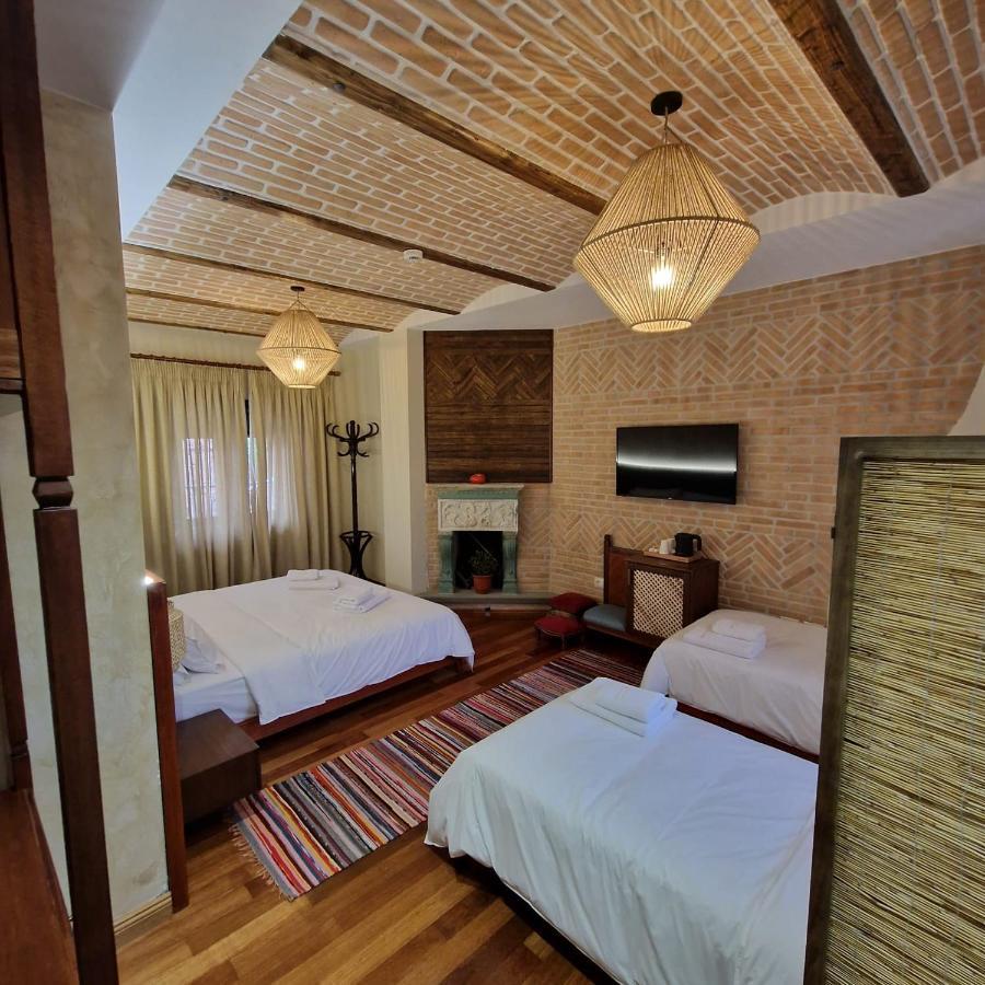 Bujtina Behram Hotell Korça Exteriör bild