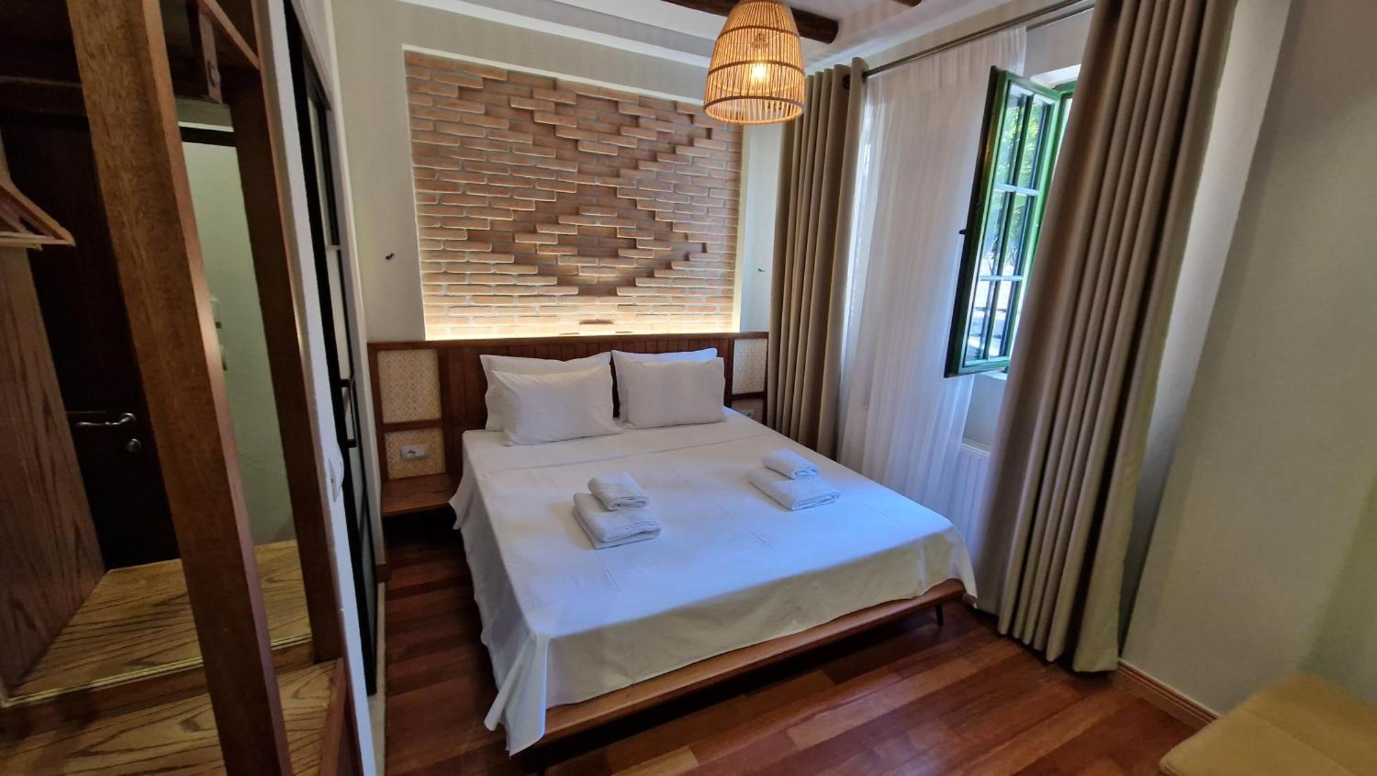 Bujtina Behram Hotell Korça Exteriör bild