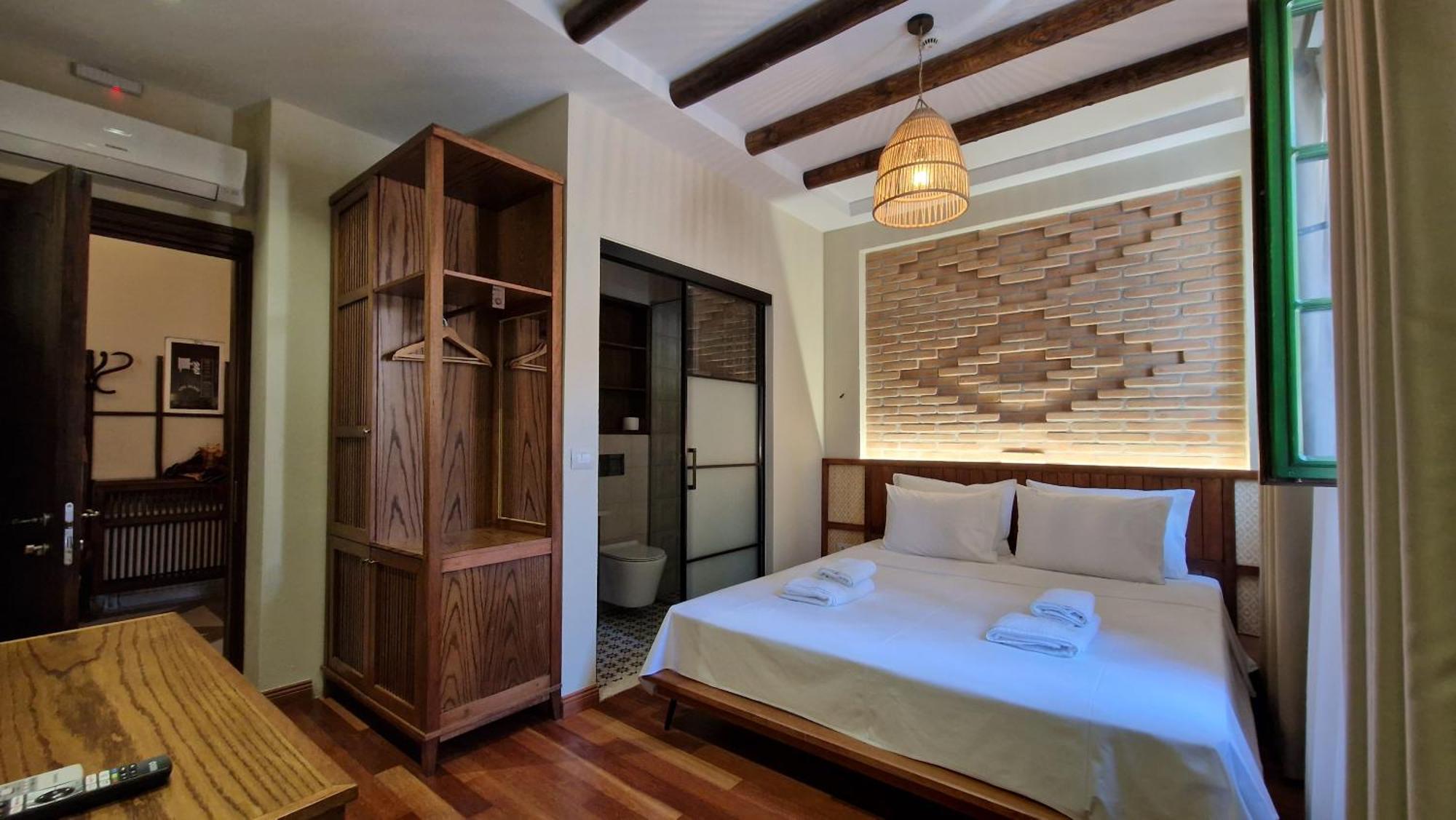 Bujtina Behram Hotell Korça Exteriör bild